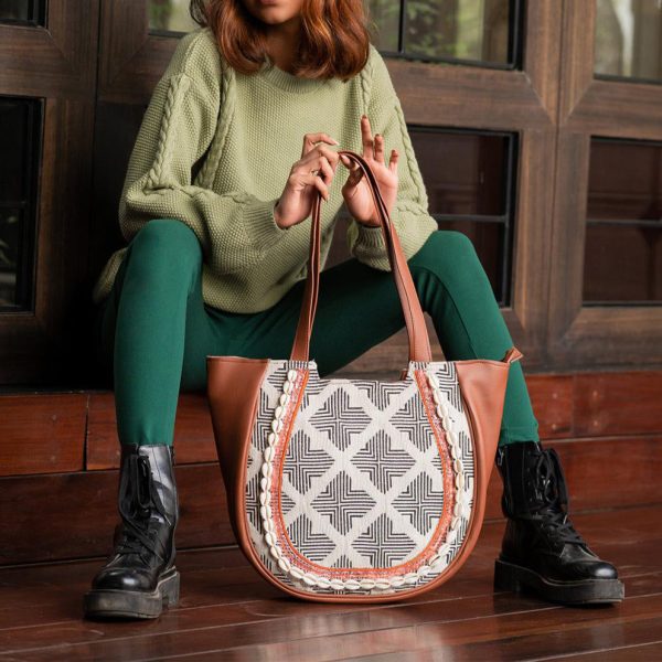 Straw & Leather Hybrid Tote - Image 4