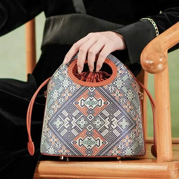 Sleek Leather Laptop Bag - Image 3